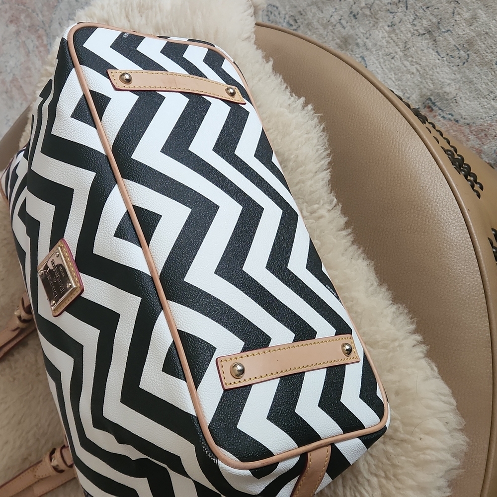 Super Sexy Dooney & Bourke Black & White Zig-Zag Large Tote 🤍🖤 - Picture 4 of 16
